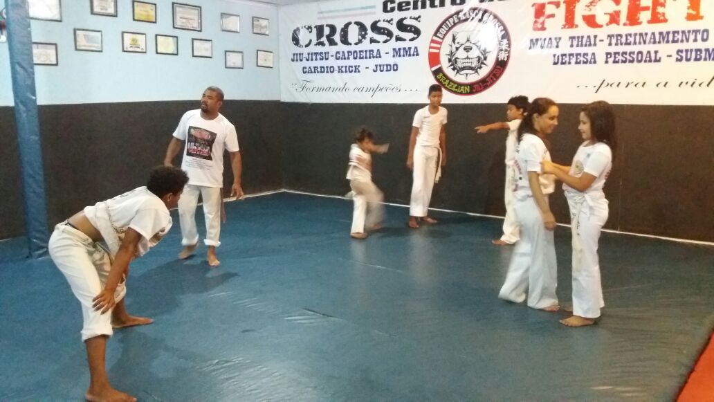 Aula de capoeira no projeto A Arte Viva